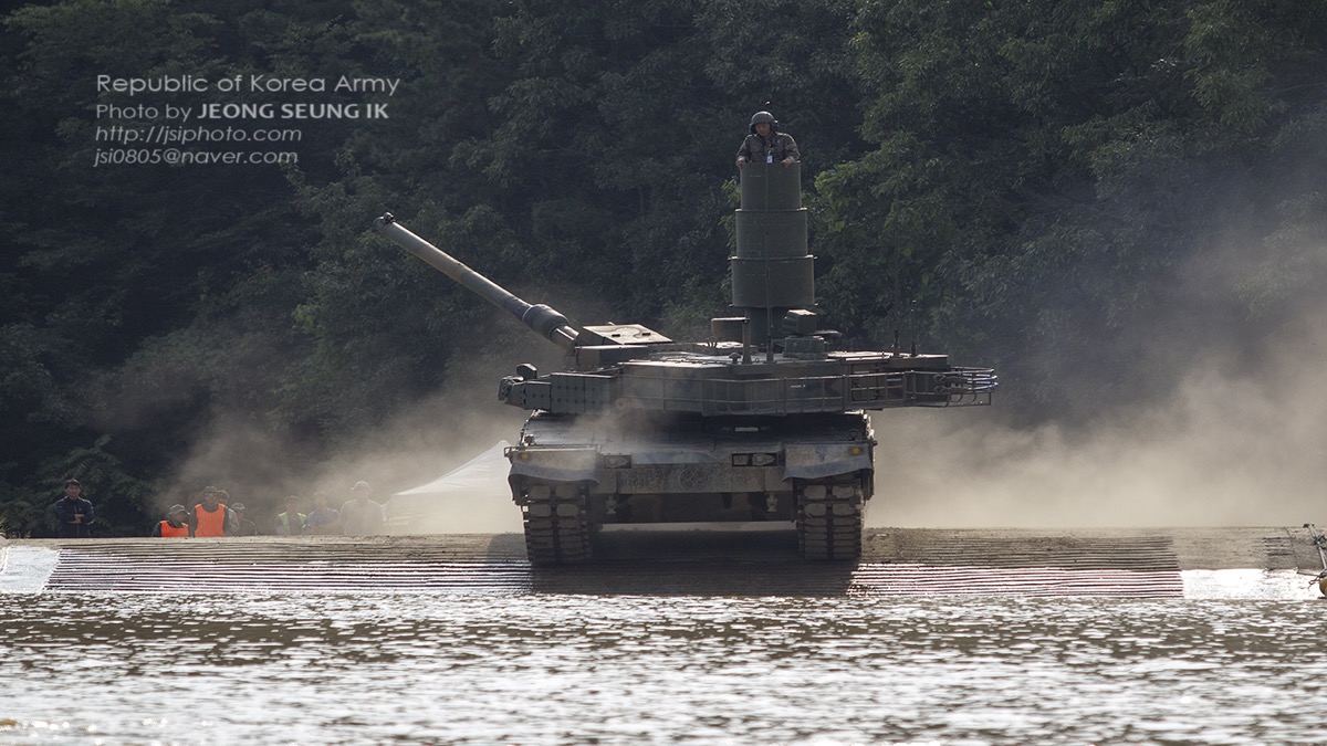 韓国K2戦車の機動火力訓練を通じて韓国防衛産業と輸出成長を示す編集用画像