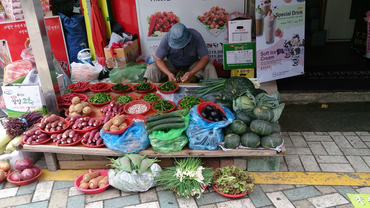 韓国の食品価格と生活物価対策を解説するための市場野菜売り場の編集イメージ